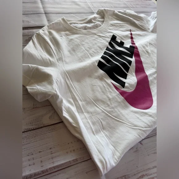 Nike Women’s T-Shirt - Picture 2 of 4